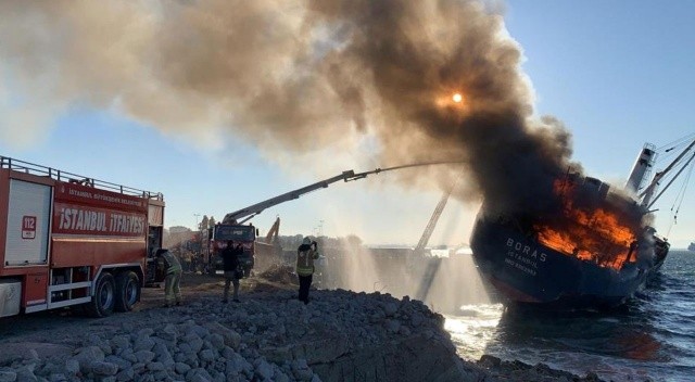 Kartal&#039;da karaya oturan gemi alev alev yandı