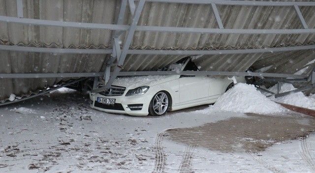 Malatya&#039;da araba galerisinin çatısı çöktü! 7 milyon TL zarar oluştu
