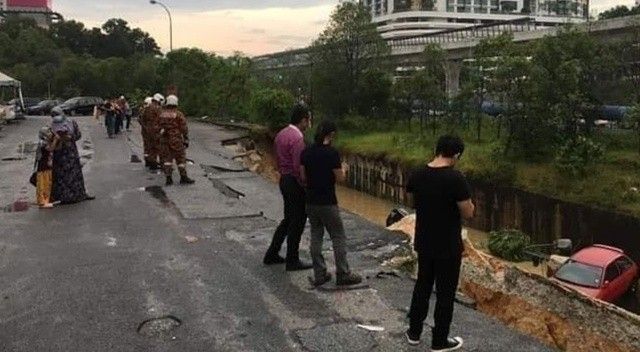 Malezya’da meydana gelen heyelanda yol çöktü