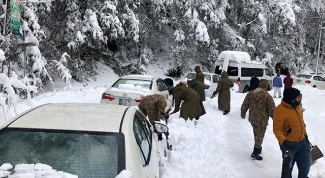 Pakistan’da kar faciası: Araçlarında mahsur kalan 21 kişi donarak öldü