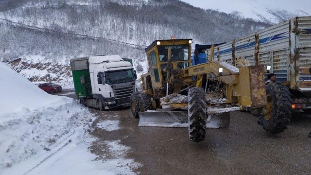 Sivas’ta kar yağışı nedeniyle araçlar kuyruk oluşturdu, AK Parti milletvekili de mahsur kaldı