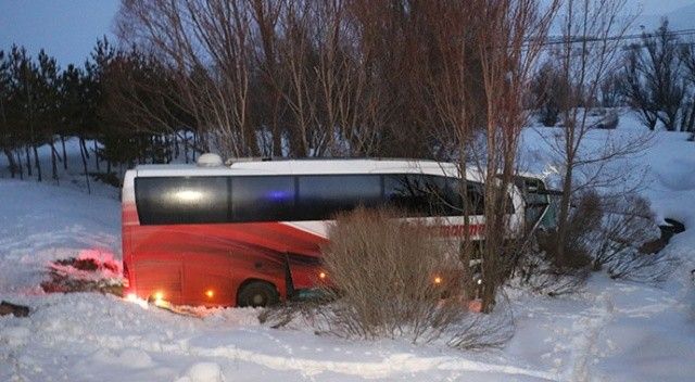 Sivas’ta yolcu otobüsü ile kamyonet çarpıştı: 2 ölü 19 yaralı var