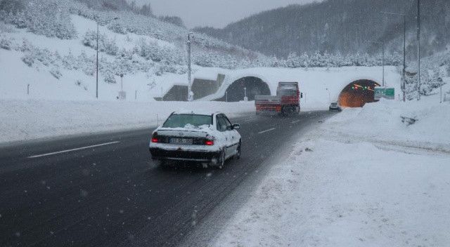 TEM&#039;de kar temizliği: Ankara yönü trafiğe kapatılacak