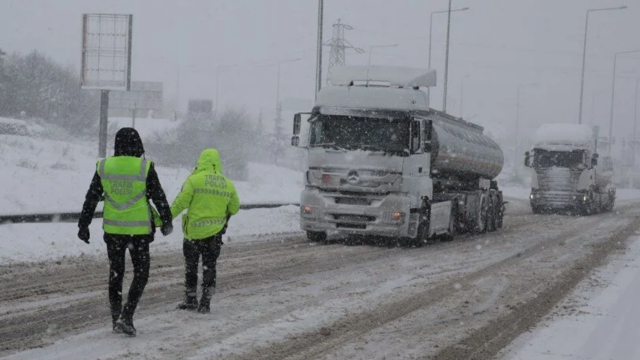 TIR ve kamyon geçişlerine yoğun kar engeli