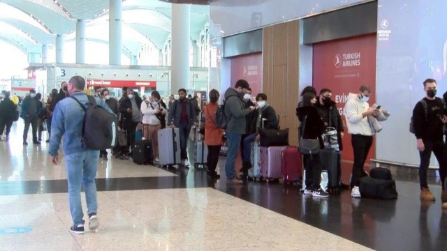 Uçuşlar iptal oldu, yolcular havalimanında mahsur kaldı