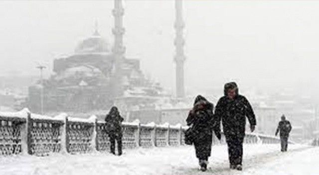 Uyarılar peş peşe gelmişti! İstanbul&#039;da kar yağışı etkili oldu