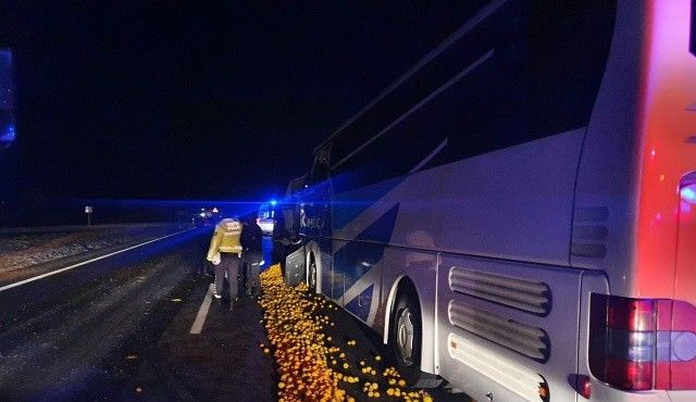 Yolcu otobüsü tıra çarptı, şoför hayatını kaybetti