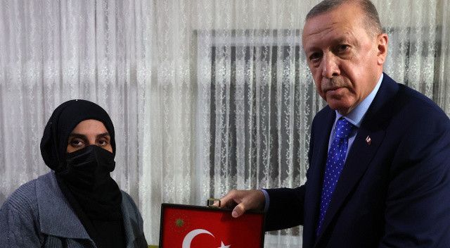Cumhurbaşkanı Erdoğan&#039;dan şehit Özel Harekat Şube Müdürü Eren&#039;in ailesine taziye ziyareti