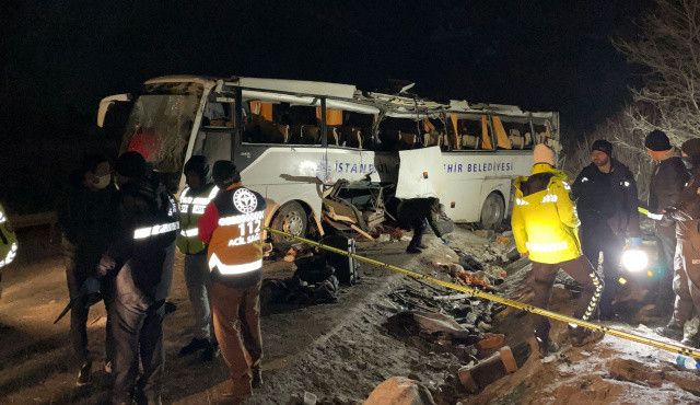 İBB&#039;ye ait cenaze yakınlarını taşıyan otobüs devrildi: Ölüler ve yaralılar var