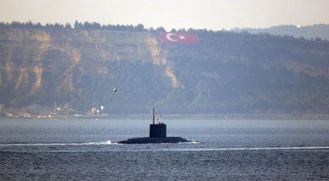 Rus denizaltı Çanakkale Boğazı’ndan geçerek Karadeniz’e doğru ilerliyor
