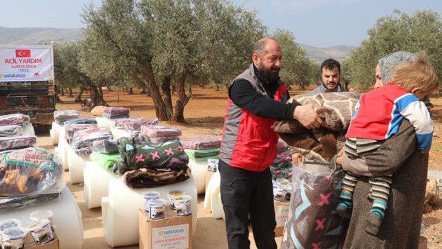 Sadakataşı İdlib’e acil yardım ulaştırdı