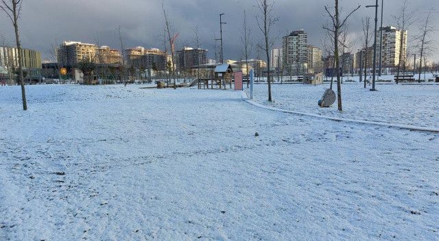 Beklenen kar başladı, Başakşehir beyaza büründü