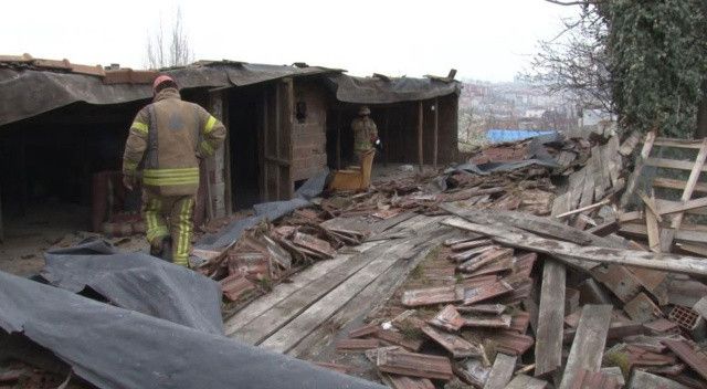 Faciadan dönüldü! Ataşehir’de 2 katlı evin çatısı çöktü