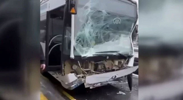 İstanbul&#039;da iki metrobüs çarpıştı: Yaralılar var