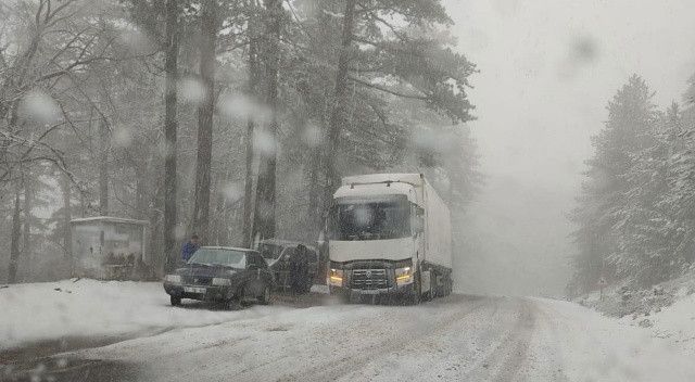 Kar Marmara&#039;da! Aniden bastırdı, sürücüler zor anlar yaşadı