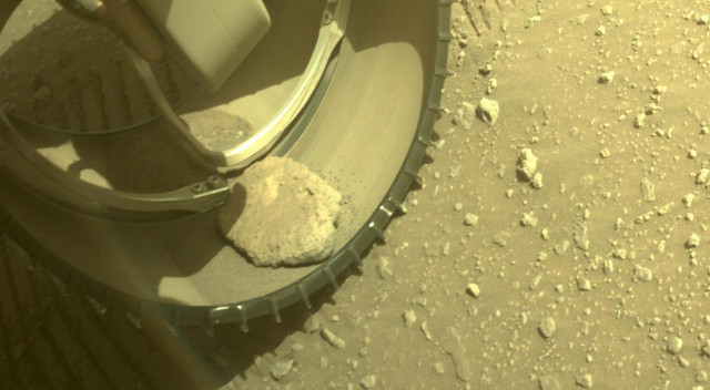 NASA o görüntüleri paylaştı: Mars aracına taş sıkıştı