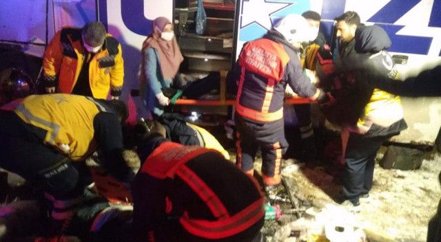 Sivas-Malatya sınırında yolcu otobüsü yoldan çıktı: 20 yaralı
