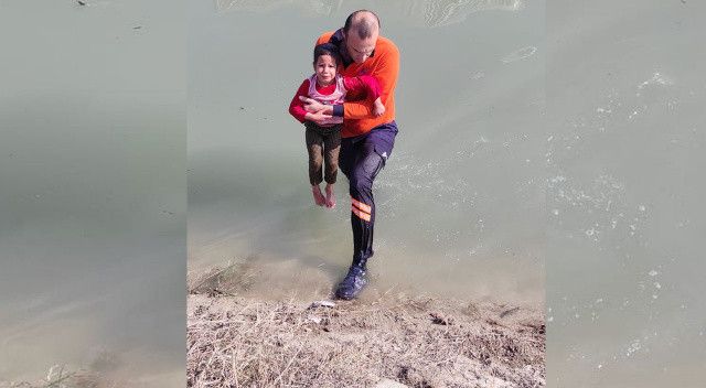 Sulama kanalına düşen küçük kızı belediye personeli kurtardı