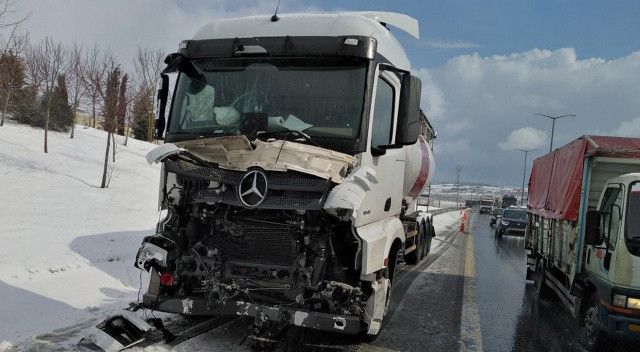 TEM Otoyolu&#039;nda zincirleme kaza: 5 araç birbirine girdi