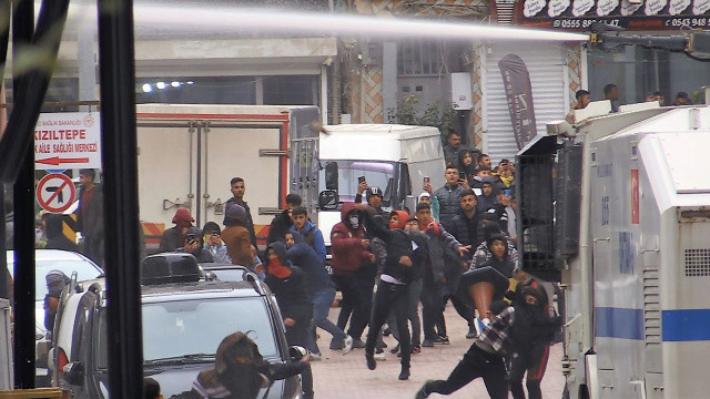 Yine HDP, yine provakasyon! Polise taşlı saldırı
