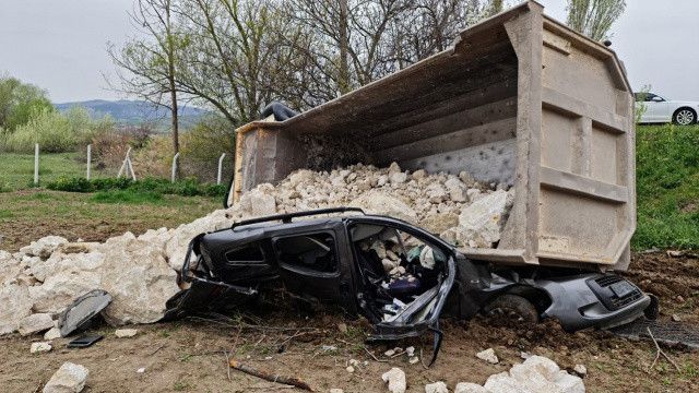 Amasya&#039;da üzerine kamyon devrilen aracın sürücüsü öldü