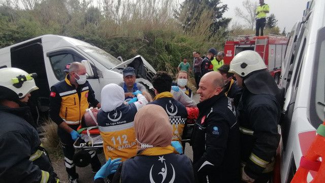 Antalya&#039;da lastiği patlayan tur minibüsü devrildi, 12 turist yaralandı