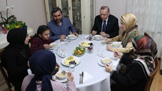 Cumhurbaşkanı Erdoğan vatandaşın sofrasında iftar açtı