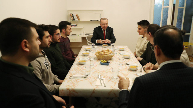 Erdoğan gençlerin sofrasında: İftarda öğrenci evine misafir oldu