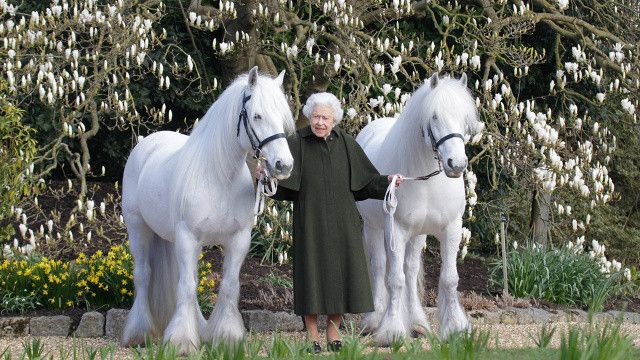 İngiltere Kraliçesi II. Elizabeth 96&#039;ncı yaşını kutluyor! Tahttaki 70&#039;inci yılına özel bebek üretildi