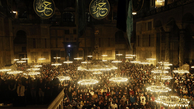 Kadir Gecesi tüm yurtta  dualarla idrak edildi: Ayasofya’da eller semaya yükseldi
