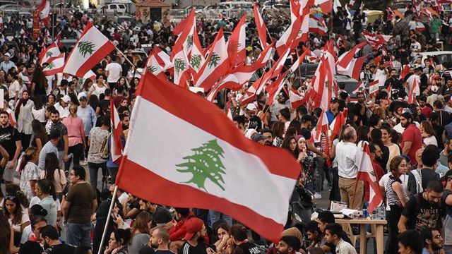 Lübnan&#039;da şok! Ülkelerinin iflas ettiğini canlı yayında öğrendiler