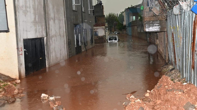 Sağanak yağış sokakları göle çevirdi: Hayvanlar telef oldu, evleri su bastı