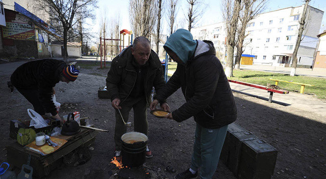 Ukrayna&#039;da yaşam mücadelesi: Yemeklerini sokakta yaktıkları ateşte hazırlıyorlar