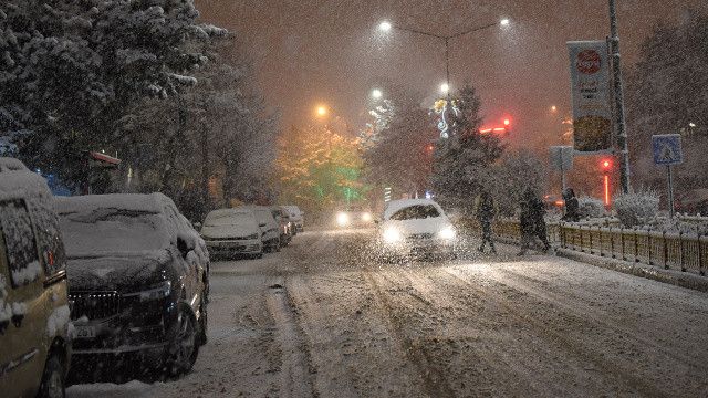 Yoğun kar yağışı uyarısı verilmişti, Erzurum beyaza büründü