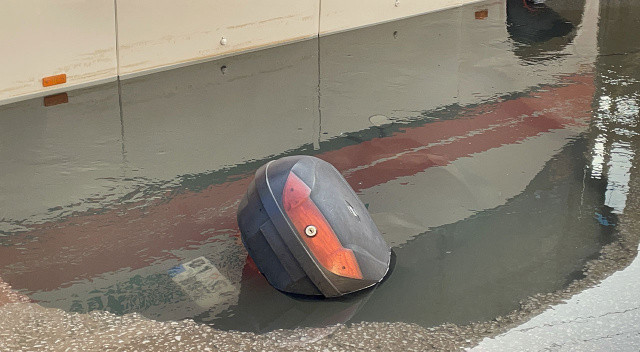 Adana sular altında kaldı: Midibüs ve motosikletler çukura düştü