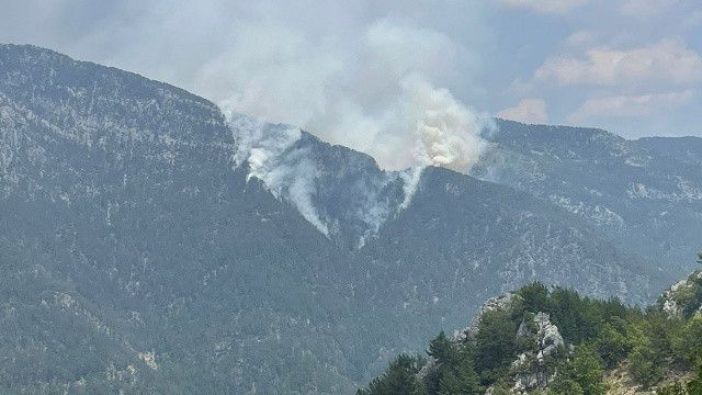 Antalya&#039;da orman yangını: Karadan müdahale edilemiyor