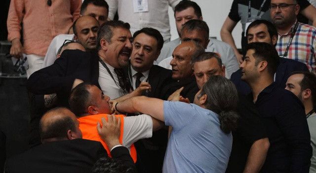 Beşiktaş genel kurulunda kavga çıktı! Gergin oturum