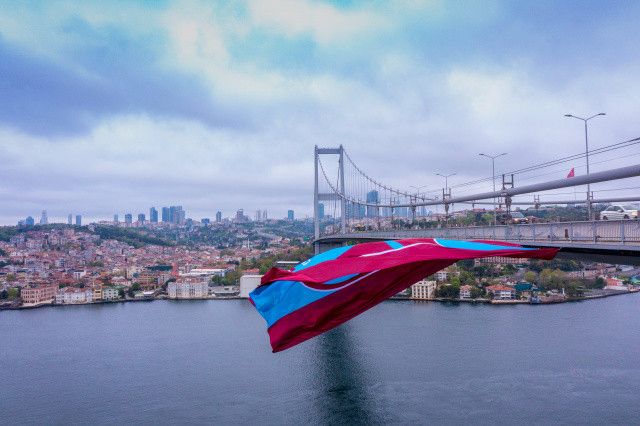 Bir şampiyonluk geleneği... Trabzonspor bayrağı köprüde