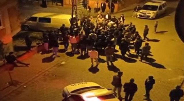 Esenyurt&#039;ta olaylı gece! Taciz eden grubu mahalleli bıçakladı