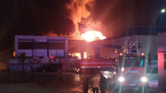 Gaziantep&#039;te geri dönüşüm fabrikasında büyük yangın!