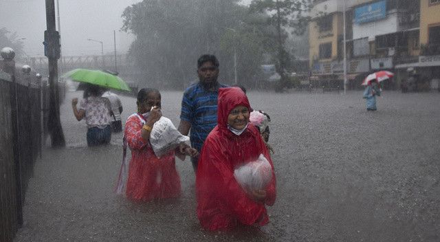 Hindistan ile Bangladeş&#039;i sel, heyelan ve fırtına vurdu