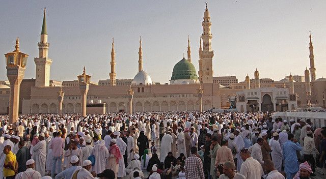 İslam alemi bayramı farklı günlerde karşıladı! 4 ülke yarın kutlayacak
