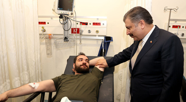Sağlık Bakanı Fahrettin Koca’dan hastanelere sürpriz bayram ziyareti