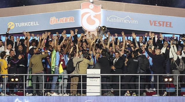 Süper Lig şampiyonu Trabzonspor kupasını kaldırdı