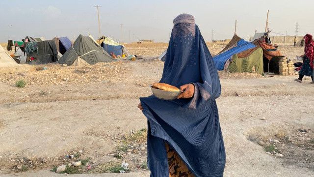 Taliban kadınlara &#039;örtünme&#039; zorunluluğu getirdi