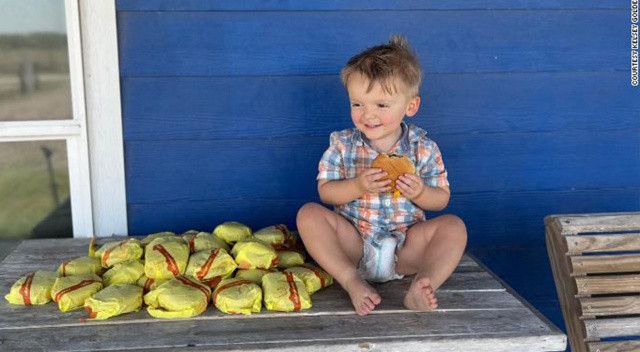 Tuş kilidini açık unutmak anneye pahalıya patladı! 2 yaşındaki oğlu 31 cheeseburger sipariş etti