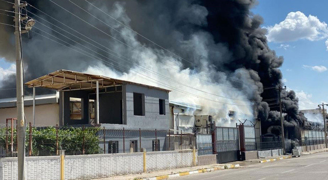 Diyarbakır&#039;da 550 kişinin olduğu fabrikada yangın! 11 kişi dumandan etkilendi