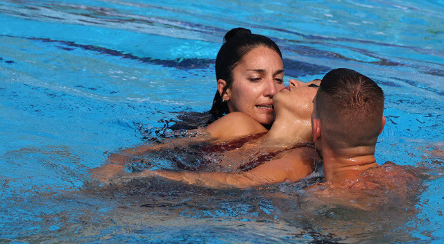 Dünya Su Sporları Şampiyonası&#039;nda korku dolu anlar! Havuzda bayılan Amerikalı yüzücü ölümden döndü