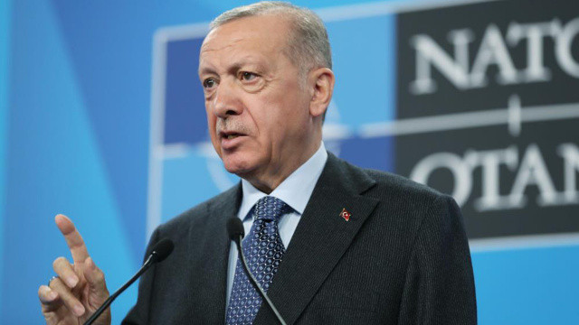 Erdoğan&#039;dan NATO zirvesinde gazeteciye ayar: Biz bunları yutmayız