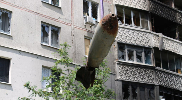 Harkov&#039;da 9 katlı binanın çatısındaki bomba vinçle çıkarıldı